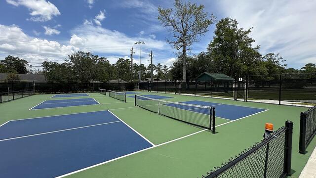 Portable pickleball nets
